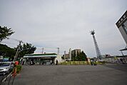 駅前 320m