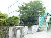 成隣小学校 290m
