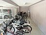 その他：雨風から自転車を守る屋根付き駐輪場を備え、快適なマンションライフをサポートします。