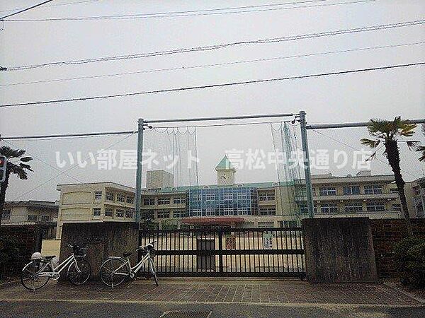 画像17:三豊市立詫間小学校まで1100m