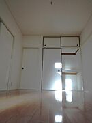 洋室1。収納あり。