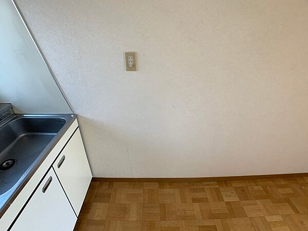画像25:キッチン後ろには冷蔵庫を置けるスペースがありますね。