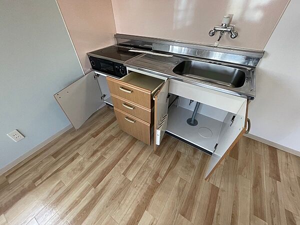 画像21:キッチン下の棚に台所用品や食器などを入れることができます