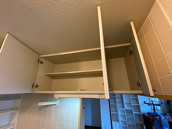 画像23:キッチン上の収納もたっぷり入るので、キッチンもすっきりです。