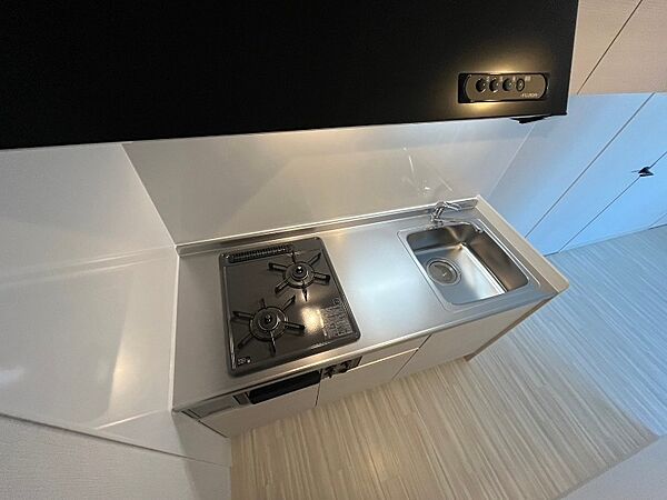 画像8:キッチンはシックなデザインでした。洗い場も大きい。