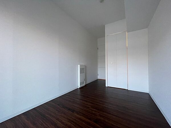 画像25:寝室を別角度から撮りました。どう家具を配置しますか？