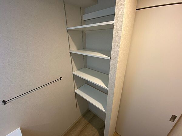 画像23:脱衣所に棚が設置してあるので収納に便利ですね！