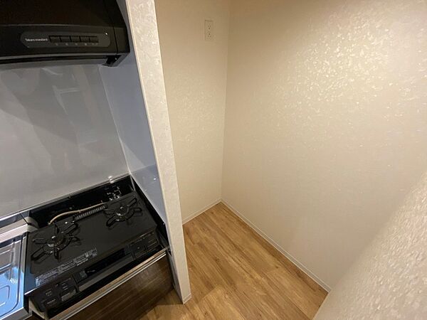 画像22:キッチンには冷蔵庫を置けるスペースがありますね。