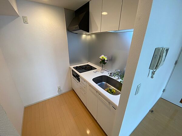 画像8:キッチン後ろには冷蔵庫を置けるスペースがありますね。