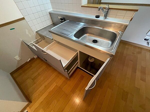 画像21:キッチン下の棚に台所用品や食器などを入れることができます
