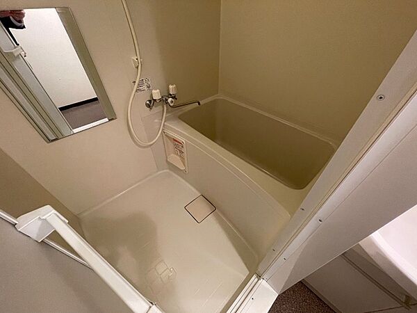 画像4:バスルームは狭すぎず、シャワーも浴びやすそうです。