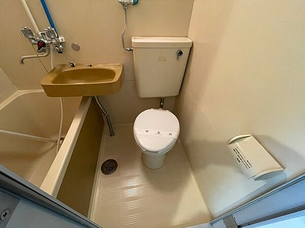 画像11:ユニットバス内のトイレです。一人暮らしなら十分ですね。