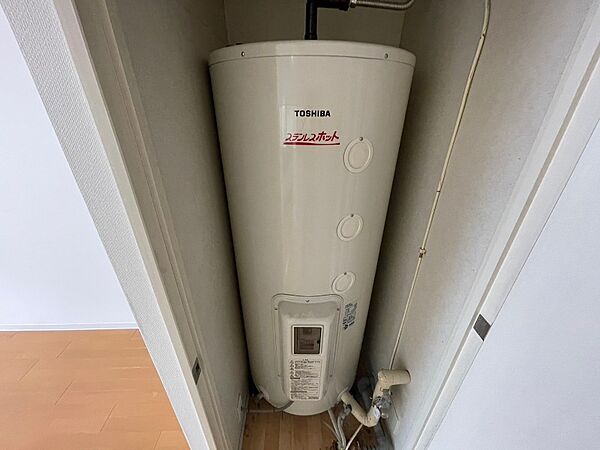 画像18:電気温水器のスペースになってます。普段は戸で隠れてますよ〜