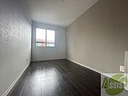 寝室はこちらです。光が差し込む、温かみのあるお部屋です。