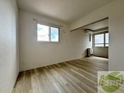 フローリングや壁の色がお洒落な印象のお部屋です。