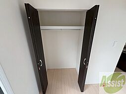 こちらの収納にはハンガーをかけて服もしまえますね。