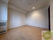 木目のフローリングは落ち着きのある印象のお部屋になりますね。