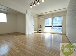 フローリングや壁の色がお洒落な印象のリビングです。