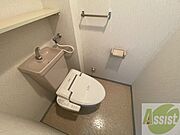 こちらはトイレです。清潔感があり、安心して使用できます。