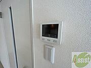 TVモニター付インターホンです。来客者の顔が見えるので安心！