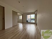 木目のフローリングは落ち着きのある印象のお部屋になりますね。