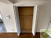 リビングにも収納がありますよ。整理整頓できますね。