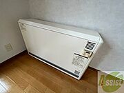 電気暖房です。冬場の寒い日でも安心ですね～