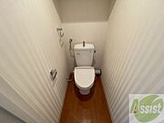 こちらはトイレです。清潔感があり、安心して使用できます。