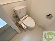 ウォシュレット機能がついたトイレです。安心して使用できます。
