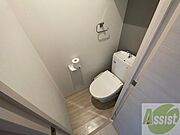 こちらはトイレです。清潔感があり、安心して使用できます。