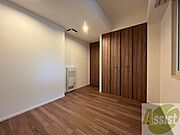 洋室は白いクロスにブラウンの建具が映えますね～