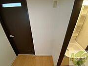 キッチンには冷蔵庫を置けるスペースがありますね。