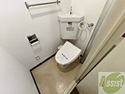 こちらはトイレです。清潔感があり、安心して使用できます。