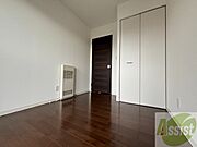 寝室はこちらです。光が差し込む、温かみのあるお部屋です。