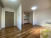 こちらのお部屋は光が差し込む、温かみのあるお部屋です。