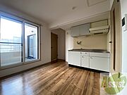 木目のフローリングは落ち着きのある印象のお部屋になりますね。