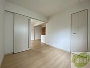 こちらのお部屋は光が差し込む、温かみのあるお部屋です。