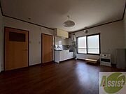 木目のフローリングは落ち着きのある印象のお部屋になりますね。