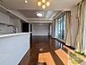 室内：木目のフローリングは落ち着きのある印象のお部屋になりますね。