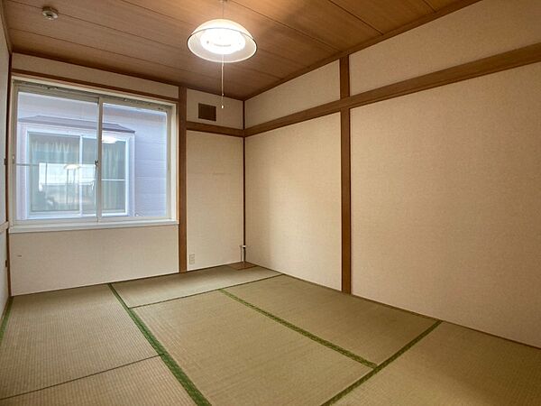 画像10:寝室はこちらです。光が差し込む、温かみのあるお部屋です。