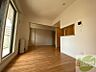 室内：木目のフローリングは落ち着きのある印象のお部屋になりますね。