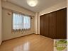 寝室：こちらのお部屋は光が差し込む、温かみのあるお部屋です。