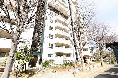 外観：公園側のエントランス。阪神芦屋駅からバス約10分、バス停シーサイドセンターから徒歩約２分。