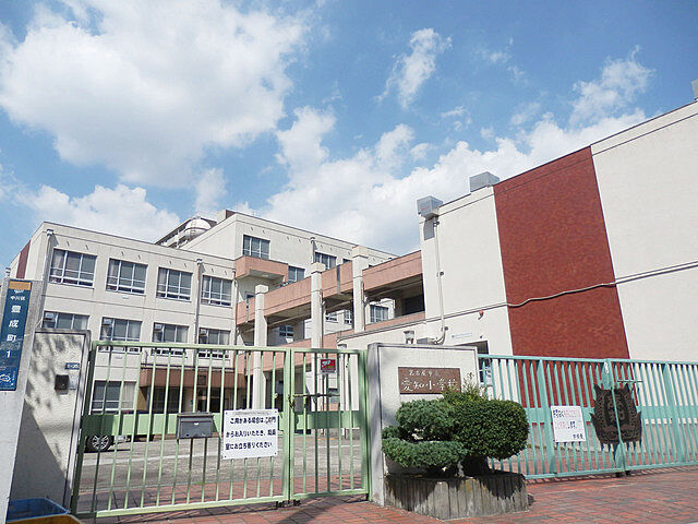 小学校「名古屋市立愛知小学校まで84ｍ」南隣接