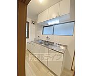 収納たっぷりのキッチンです。ダイニングと仕切れるためお料理の匂いなどがお部屋いっぱいに広くがりにくいです。