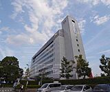 亀岡市役所まで650m パリッと目を引く建物です。