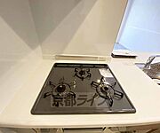 3口ガスコンロ付きのキッチン