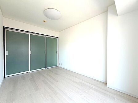 明るく風通しのいい部屋は自由なプライベート空間。ゆっくりとくつろぐスペースとしてもご利用いただけます!