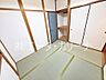 和室：4DKの間取りを確保した3階建ての戸建てです。個室と生活空間を分けて使いたいご家族や、書斎や趣味の部屋を確保したい方にとって、居住スペースの自由度が高い設計となっています。
