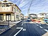外観：【前面道路】家の前をまっすぐの通りが走っている。クルマは少なく、人々は毎朝、ウォーキング、ジョギング、犬の散歩など、フリーな朝時間を過ごしている。